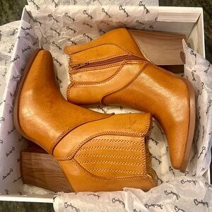 Women’s Qupid Camel Heeled Ankle booties - size 6.5
